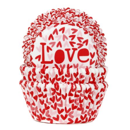 Muffinsformar med vit bakgrund, röda och rosa hjärtan och texten "love"