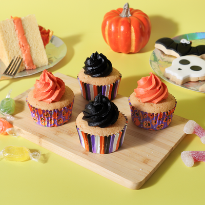 Cupcakes bakade i muffinsformar med halloween-tema
