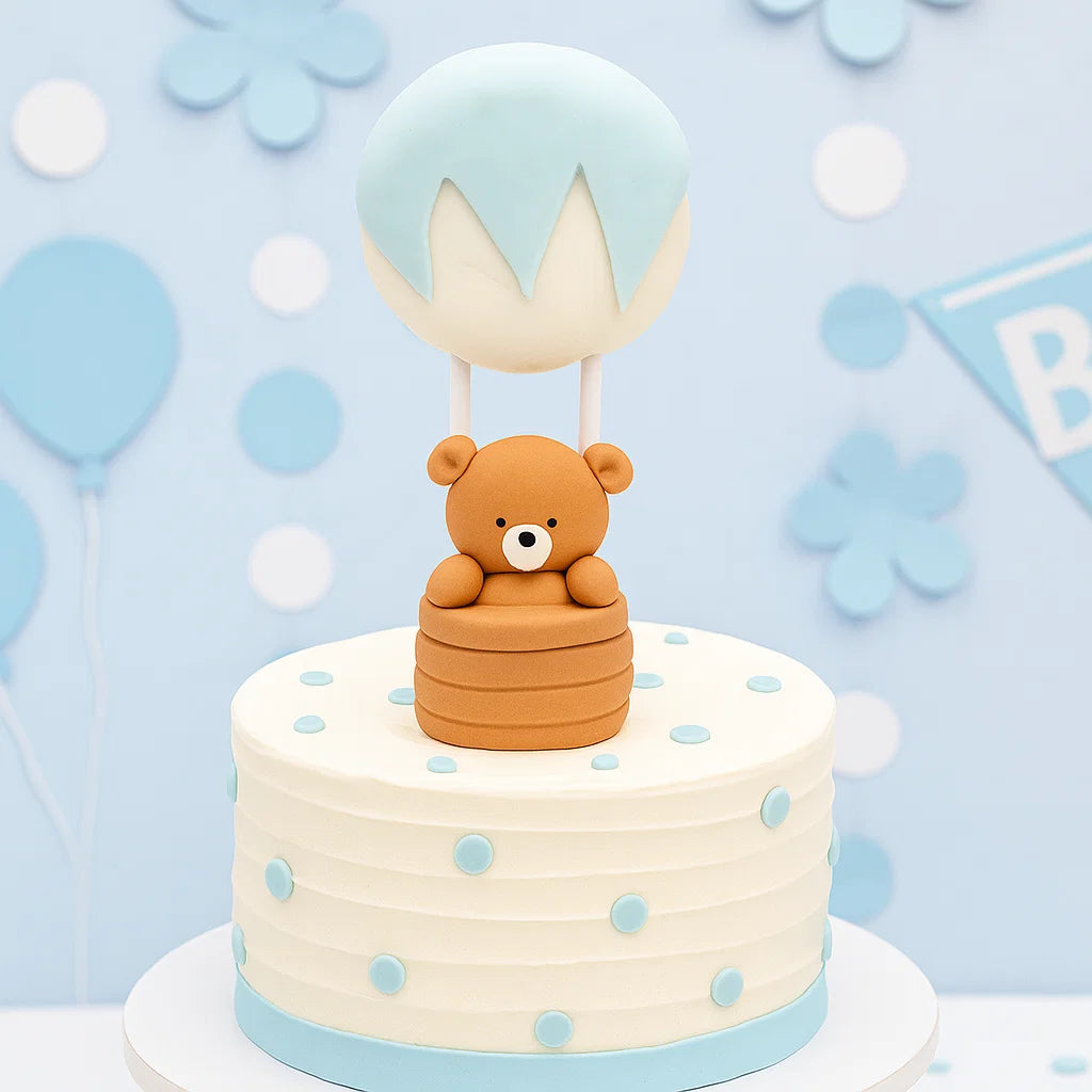 Ätbar nallebjörn som tårtdekoration till baby shower för en pojke