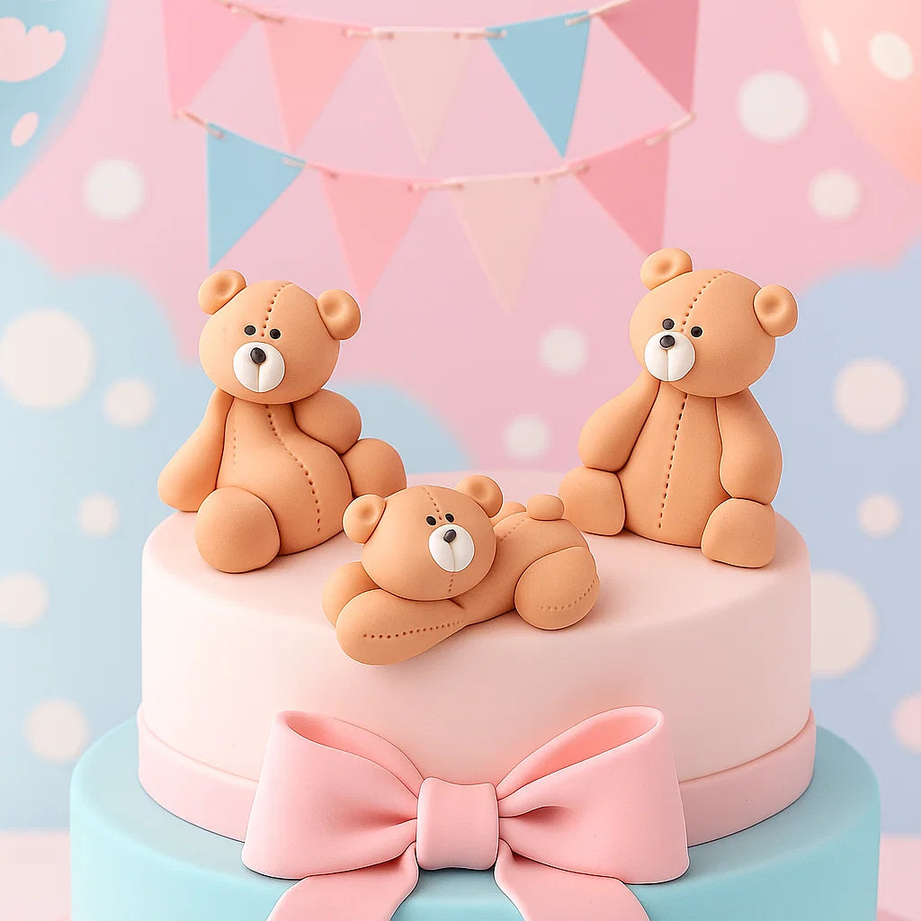 3 söta, ätbara nallar som dekorerar en babyshowertårta