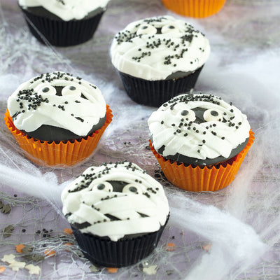Halloweencupcakes i svart och vitt dekorerade med ätbara ögon