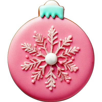 Dekorerad kaka i form av julkula med rosa glasyr och snöflinga