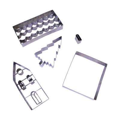 Enskilda pepparkaksformar för husdelar, gran och fönster mot vit bakgrund