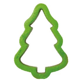 Grön pepparkaksform i plast formad som en julgran mot vit bakgrund