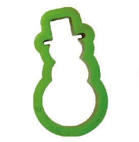 Grön pepparkaksform i plast formad som en snögubbe mot vit bakgrund