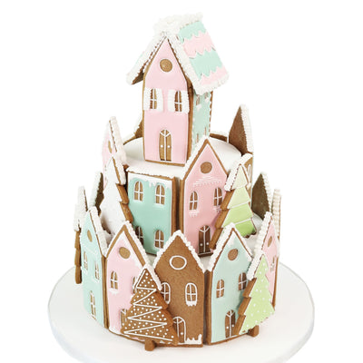 Dekorerat pepparkakshus med färgglada pastellfärger och detaljerade husdelar