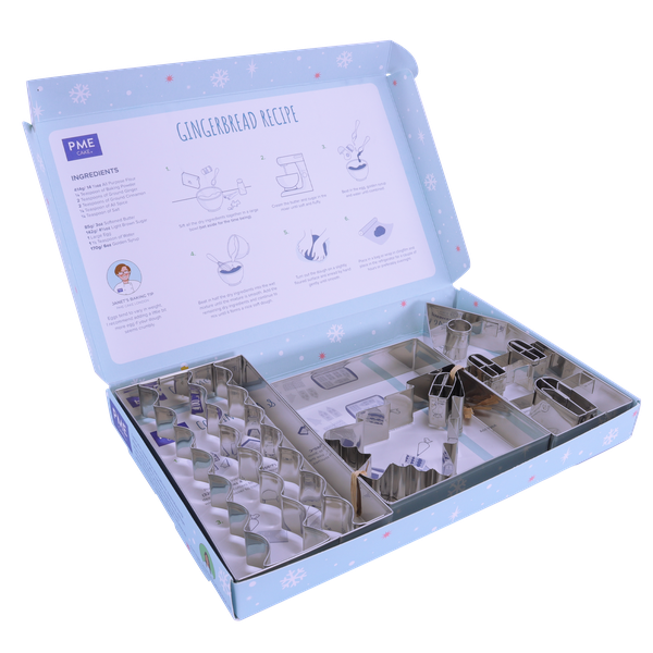 Öppen låda med pepparkaksformar och gingerbread-recept i locket