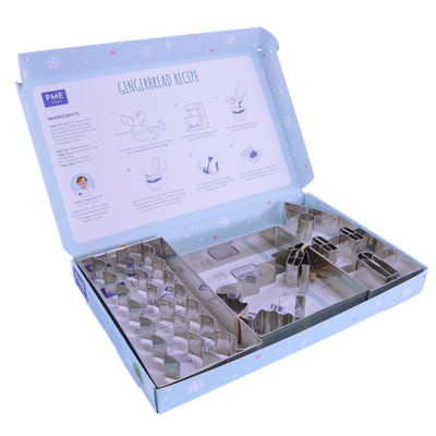 Öppen låda med pepparkaksformar och gingerbread-recept i locket