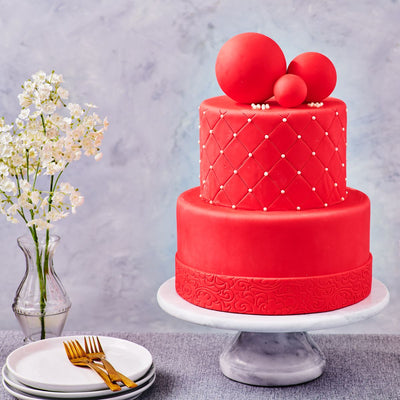 En röd tårta täckt i covering paste