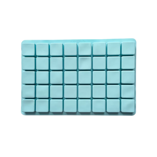 Blå silikonform med små fyrkantiga fack.