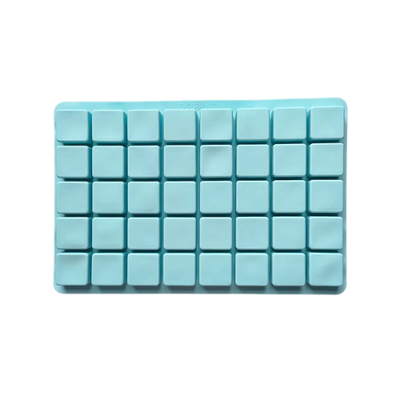 Blå silikonform med små fyrkantiga fack.