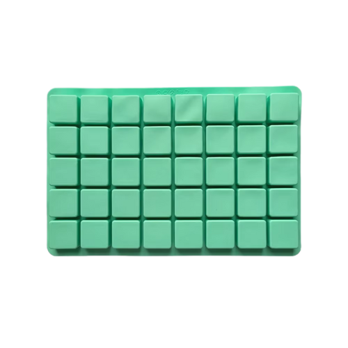 Grön silikonform med fyrkantiga fack för praliner eller godisbitar.