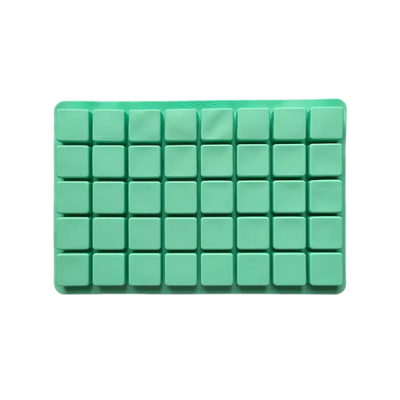 Grön silikonform med fyrkantiga fack för praliner eller godisbitar.