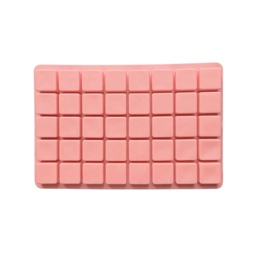 Rosa silikonform med fyrkantiga rutor för godis.