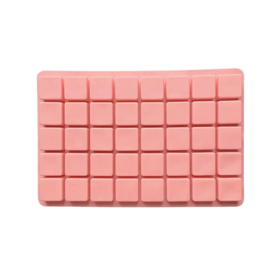 Rosa silikonform med fyrkantiga rutor för godis.