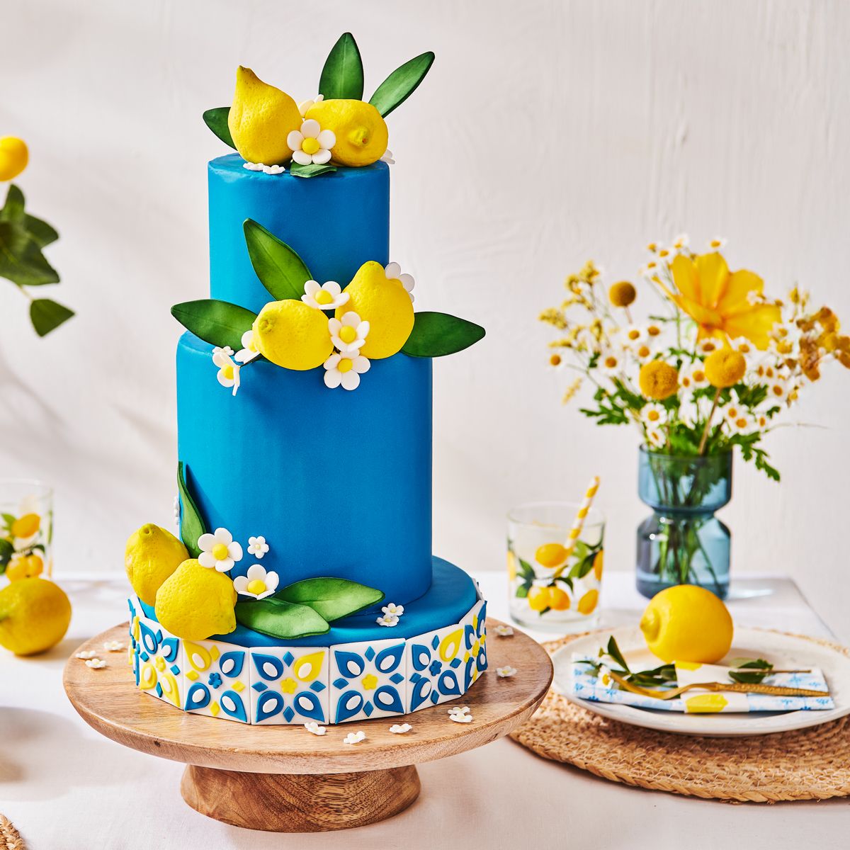 Tårta täckt med Bella Blue sockerpasta dekorerad med citroner och blommor
