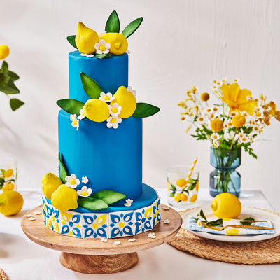 Tårta täckt med Bella Blue sockerpasta dekorerad med citroner och blommor