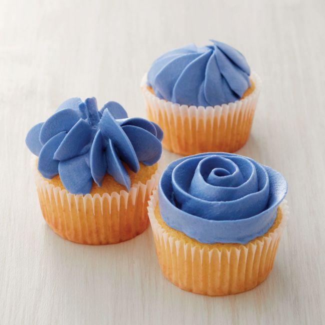 Blåa cupcakes där St Honore tyllen använts för dekorering