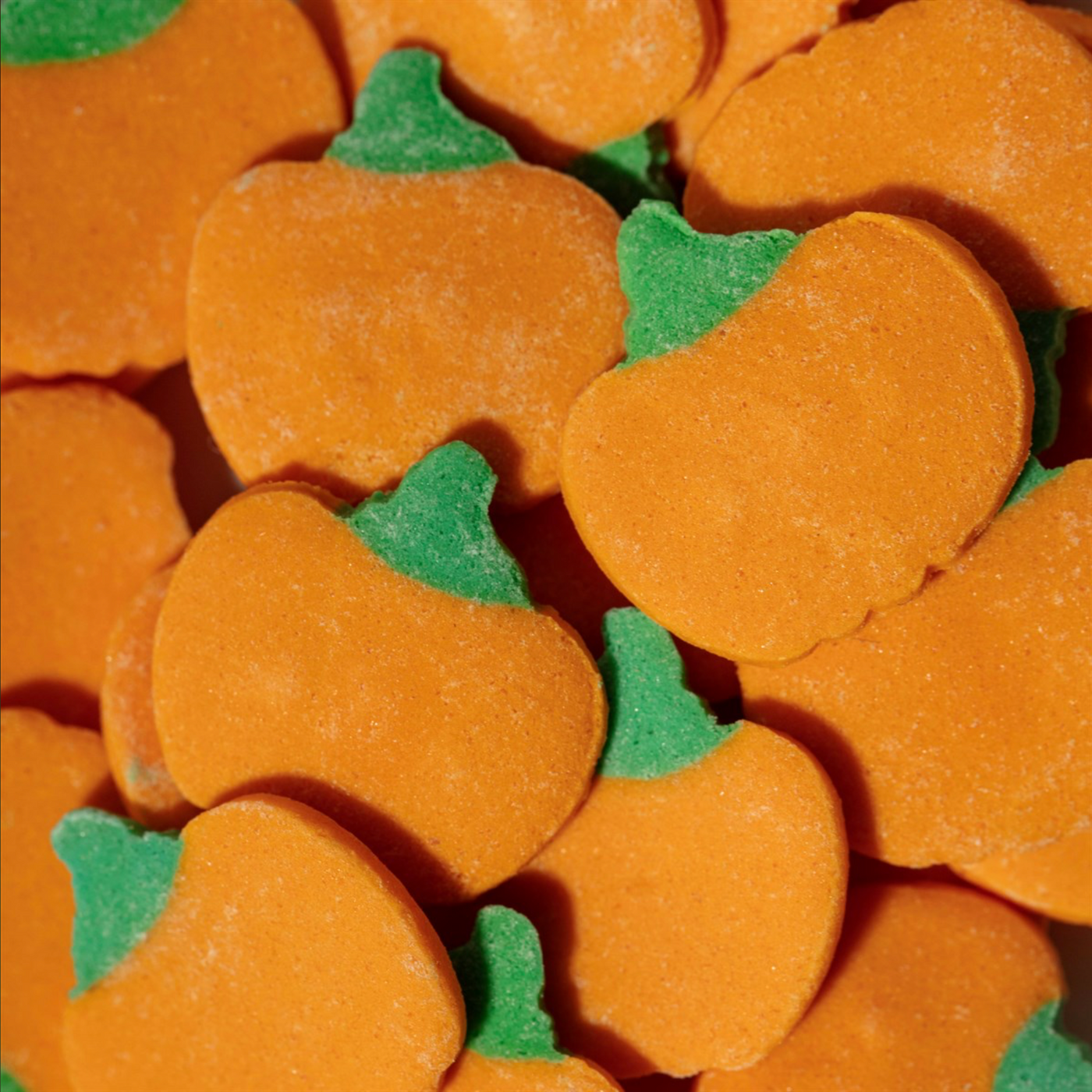 Närbild på PME Halloween-strössel i form av små orange pumpor med gröna stjälkar