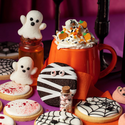 Halloweenbakverk och varm choklad dekorerade med PME Petrifying Pumpkins-strössel