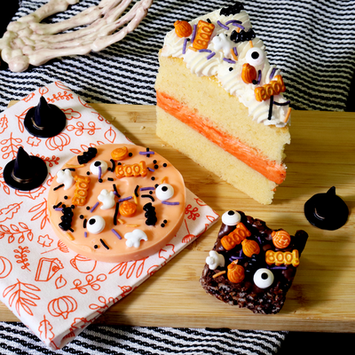 Bakverk dekorerade med halloweenströssel