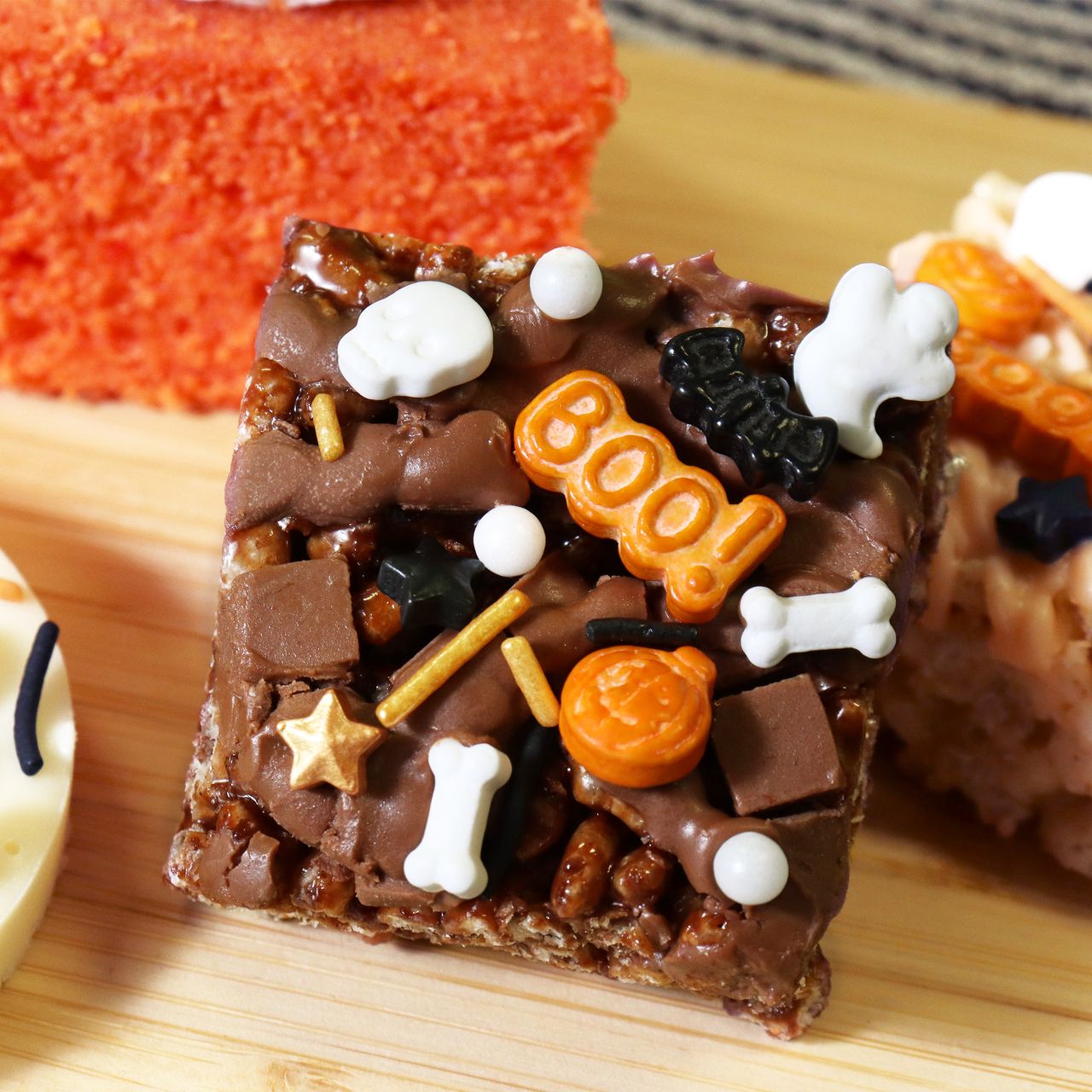 Brownie dekorerad med PME Halloween Jack-o’-Lantern strössel