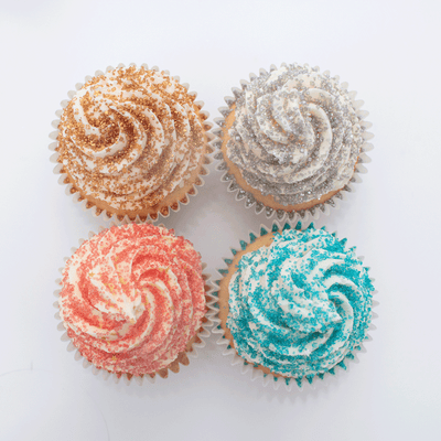 Cupcakes dekorerade med Stardust strössel i olika julfärger