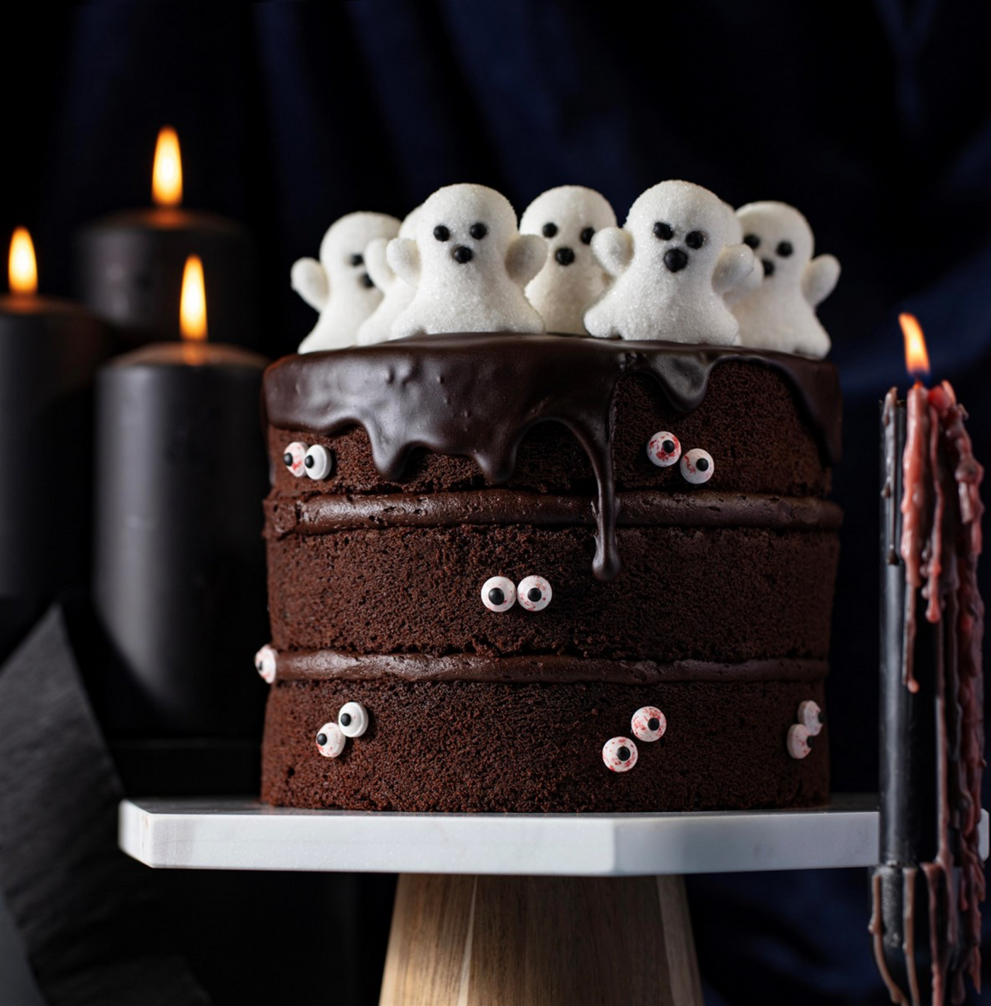 Chokladtårta dekorerad med PME marshmallowspöken och ätbara ögon