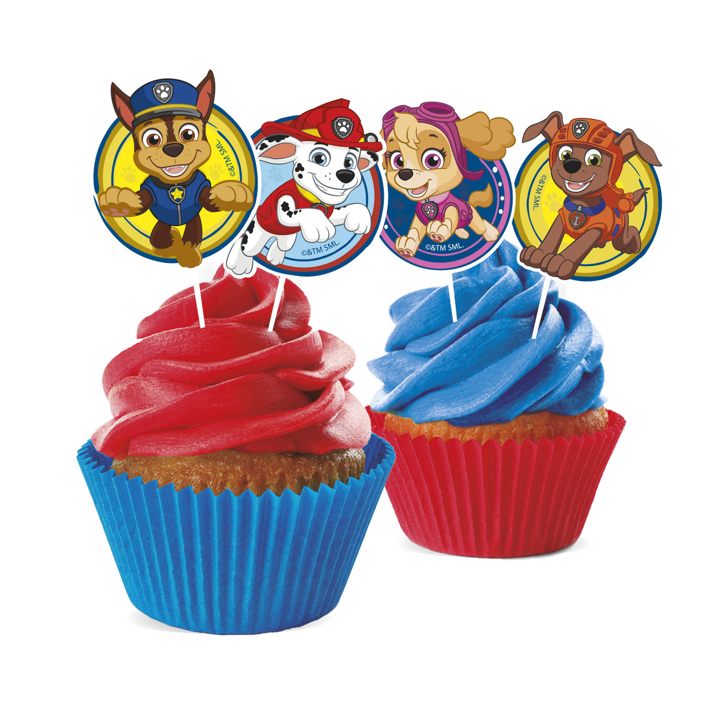 Två muffins dekorerade med Paw Patrol cake toppers i rött och blått