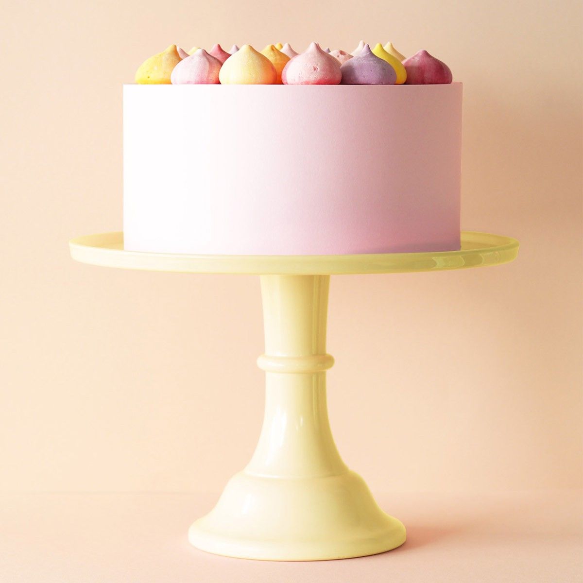 Rosa tårta som presenteras på ett gult tårtfat gjort i melamin med en storlek på 30 cm