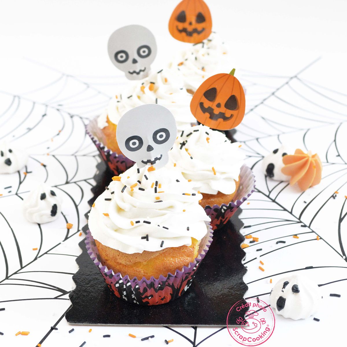 Cupcakes med halloweenbakformar och toppers i form av spöken och pumpor