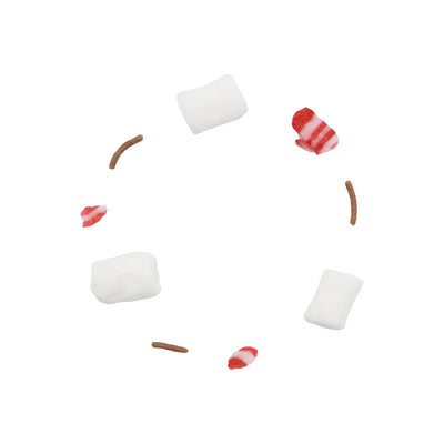 Närbild på mini-marshmallows, polkagrisbitar och chokladströssel isolerade på svart bakgrund.