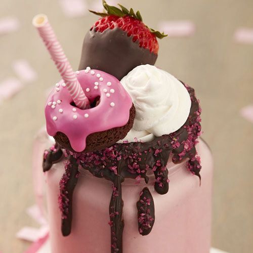 Exempel på dekorerade minimunkar i milkshake med choklad och strössel