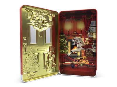 Öppen plåtburk med guldpräglad insida och julmotiv med brasa och leksaker
