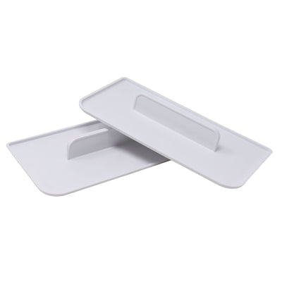 Två vita tårtutjämnare i plast med handtag, liggande på varandra.