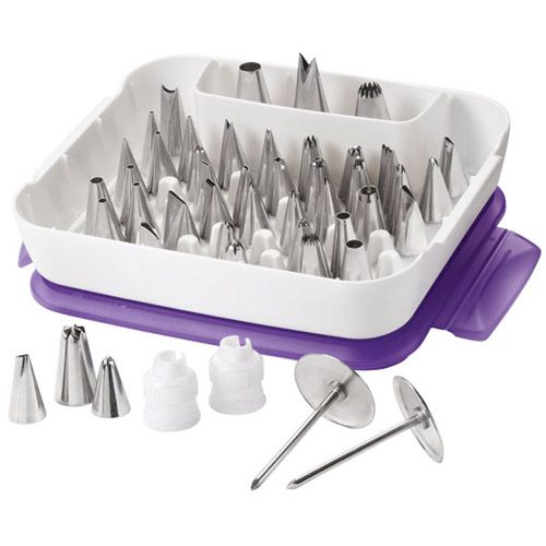 Tyllset Master 55 delar Wilton. Komplett kit med rund-, stjärn-, kronblad- och lövtyllar samt spritspåsar och tillbehör för all typ av spritsning