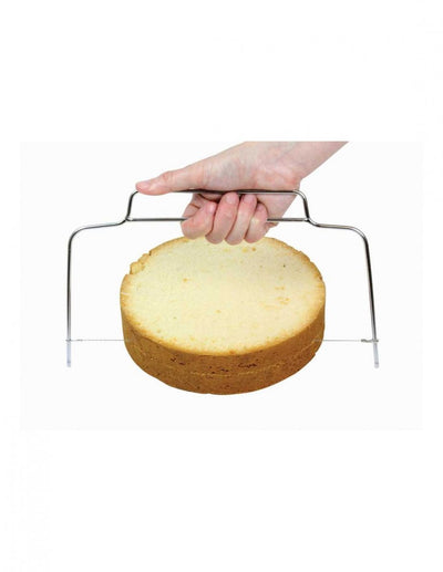 En person som använder tårtdelaren på en tårtbotten